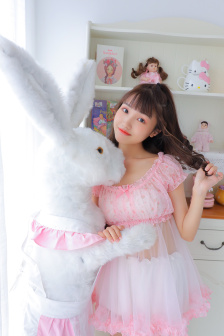 恶狼嘴里的小白兔